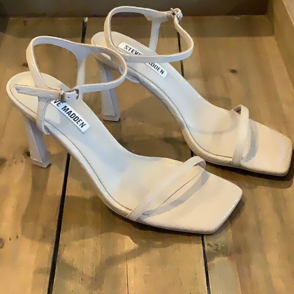 NWOT STEVE MADDEN Anita Cream Neutral Leather Alligator Summer Wedding Heels 6M